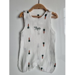 Tenue en gaze de coton personnalisable avec hochet fait main et sandal